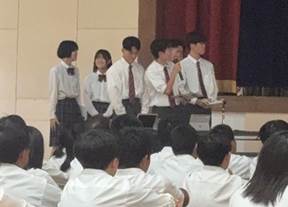 民衆, グループ, 部屋, テーブル が含まれている画像AI 生成コンテンツは誤りを含む可能性があります。