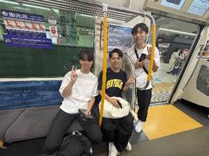 人, 屋内, 座る, 少年 が含まれている画像  AI 生成コンテンツは誤りを含む可能性があります。