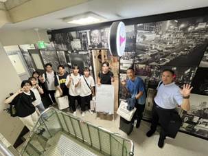 屋内, 人, 民衆, キッチン が含まれている画像  AI 生成コンテンツは誤りを含む可能性があります。