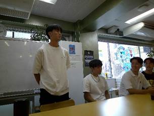 屋内, 人, 天井, テーブル が含まれている画像  AI 生成コンテンツは誤りを含む可能性があります。