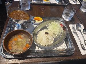 カウンターの上にある料理  AI 生成コンテンツは誤りを含む可能性があります。