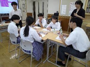 テーブルを囲んでいる人達  AI 生成コンテンツは誤りを含む可能性があります。