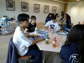 テーブルを囲んでいる人達  AI 生成コンテンツは誤りを含む可能性があります。