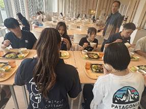 レストランのブースに座っている人々  AI 生成コンテンツは誤りを含む可能性があります。