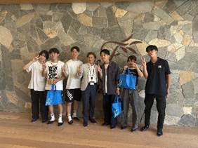 石の壁の前に立っている人たち  AI 生成コンテンツは誤りを含む可能性があります。